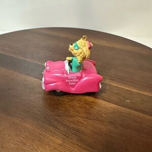 💗 Vintage “Simply Incredible Sister” Bear Ornament – Pink Car Convertible